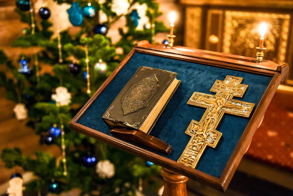 Во время праздничного богослужения по случаю Рождества Христова в храме Святого Александра Невского в селе Троицкое Сахалинской области. Фото: Николай Михальченко/ТАСС