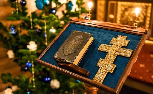 Во время праздничного богослужения по случаю Рождества Христова в храме Святого Александра Невского в селе Троицкое Сахалинской области. Фото: Николай Михальченко/ТАСС