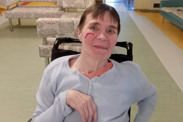 Больная женщина в инвалидном кресле