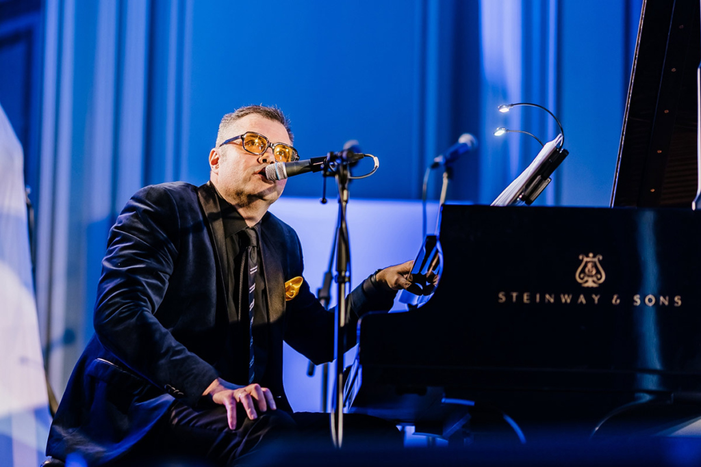 Вадим Азарх за роялем