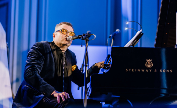 Вадим Азарх за роялем