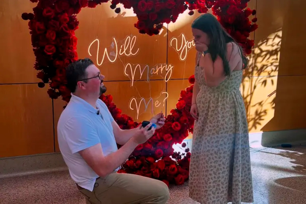 мужчина делает предложение девушке