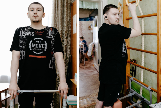 Юноша занимается в квартире ходьбой