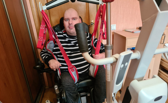 Мужчина в инвалидной коляске