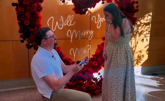 мужчина делает предложение девушке