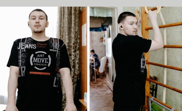 Юноша занимается в квартире ходьбой