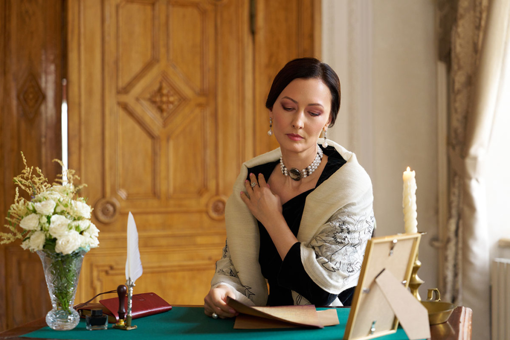 Вероника Вяткина играет Надежду фон Мекк в спектакле «Музыка между строк»