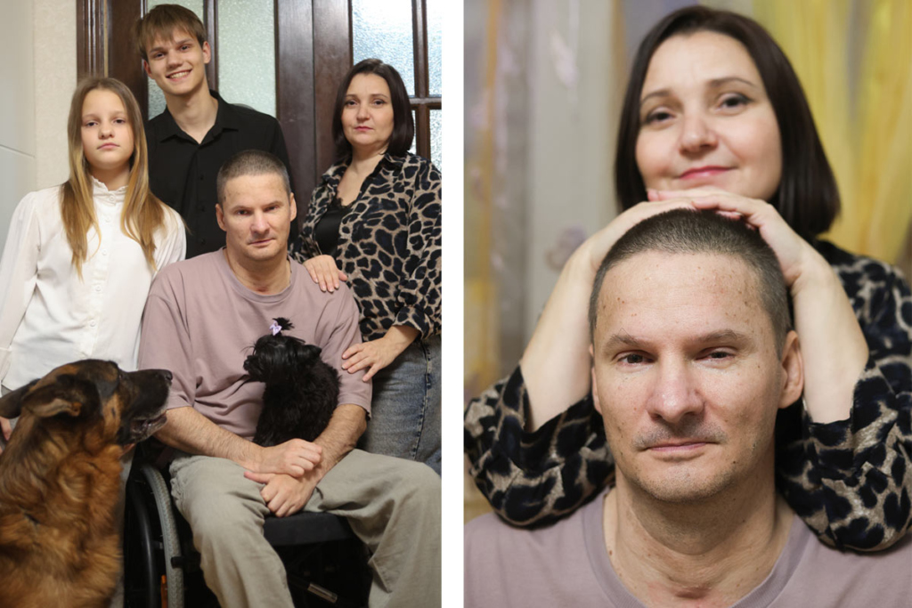 Мужчина в инвалидной коляске и его семья 