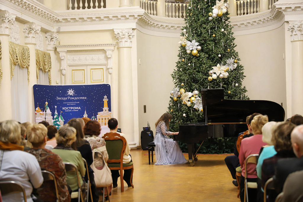 Открытие фестиваля «Звезда рождества» в Костроме. За роялем лауреат международных конкурсов Ольга Георгиевская