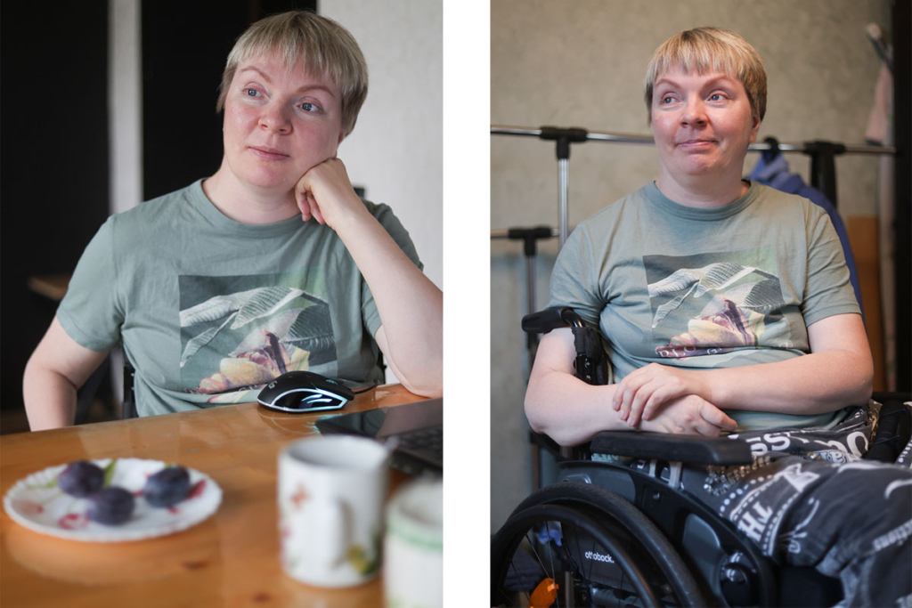 Молодая женщина на коляске 