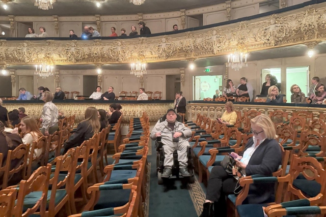 Мужчина в инвалидной коляске в зале Мариинского театра