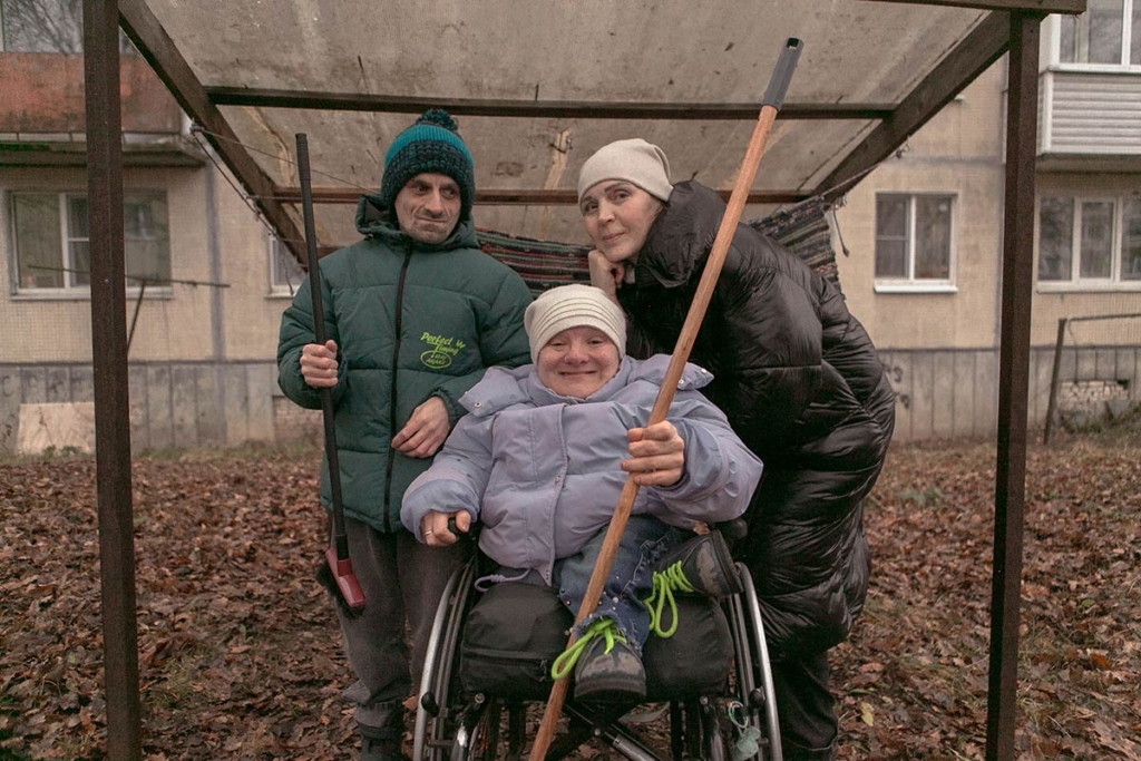 Социальный работник и двое подопечных