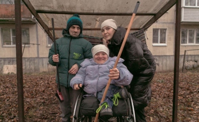 Социальный работник и двое подопечных