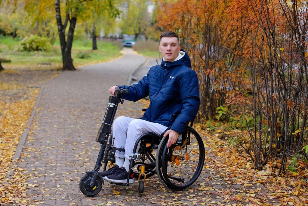 Юноша на инвалидной коляске