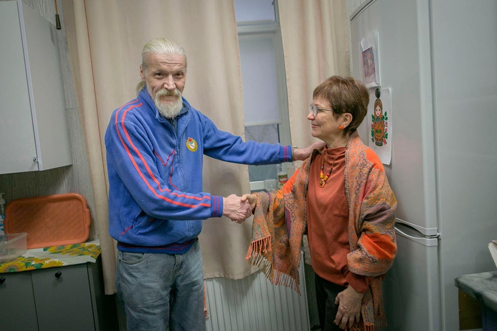 Рукопожатие пожилого мужчины и женщины