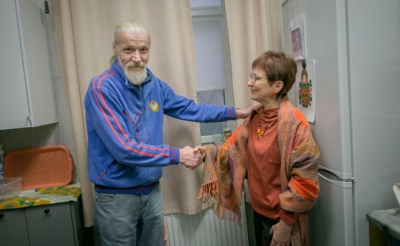 Рукопожатие пожилого мужчины и женщины