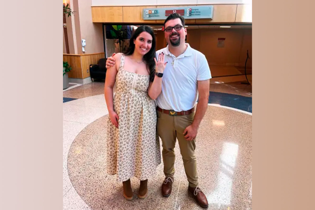 Обрученные мужчина и девушка