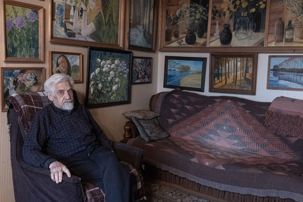 Владимир в гостинной своего дома