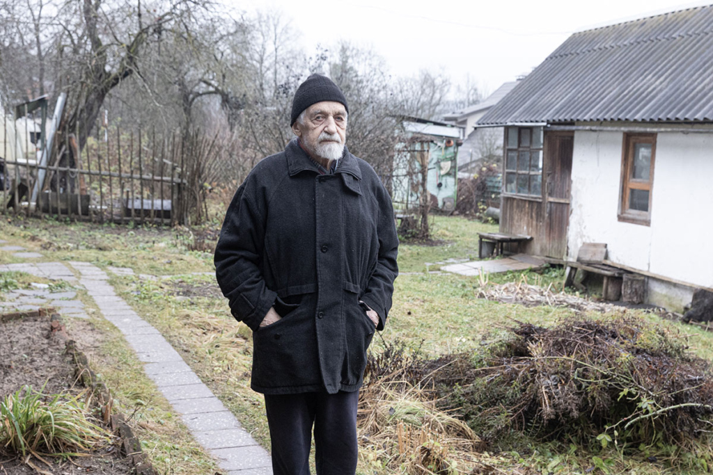 Владимир во дворе своего дома в Боровске
