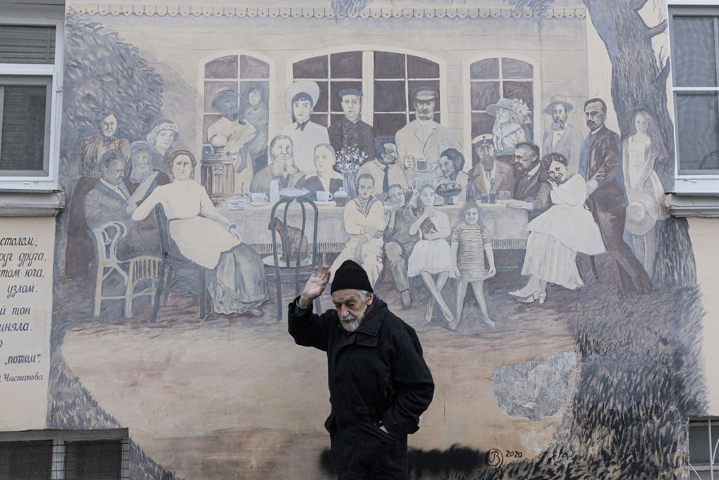 Изображение семьи Полежаевых на здании Музея купеческого быта