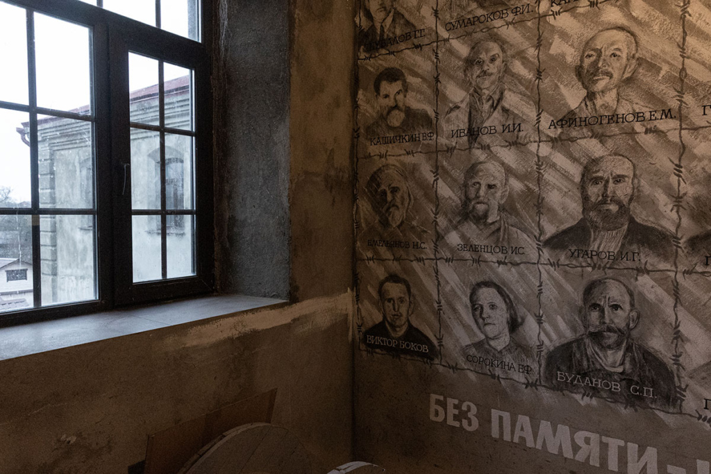 Портреты расстрелянных жителей Боровска в музее «Тюремный замок»
