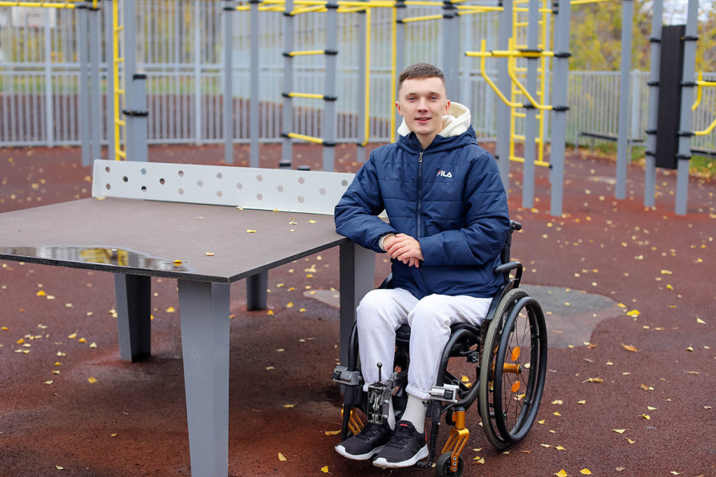 Юноша на коляске