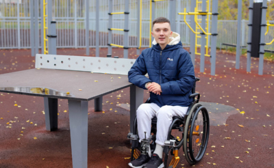 Юноша на коляске