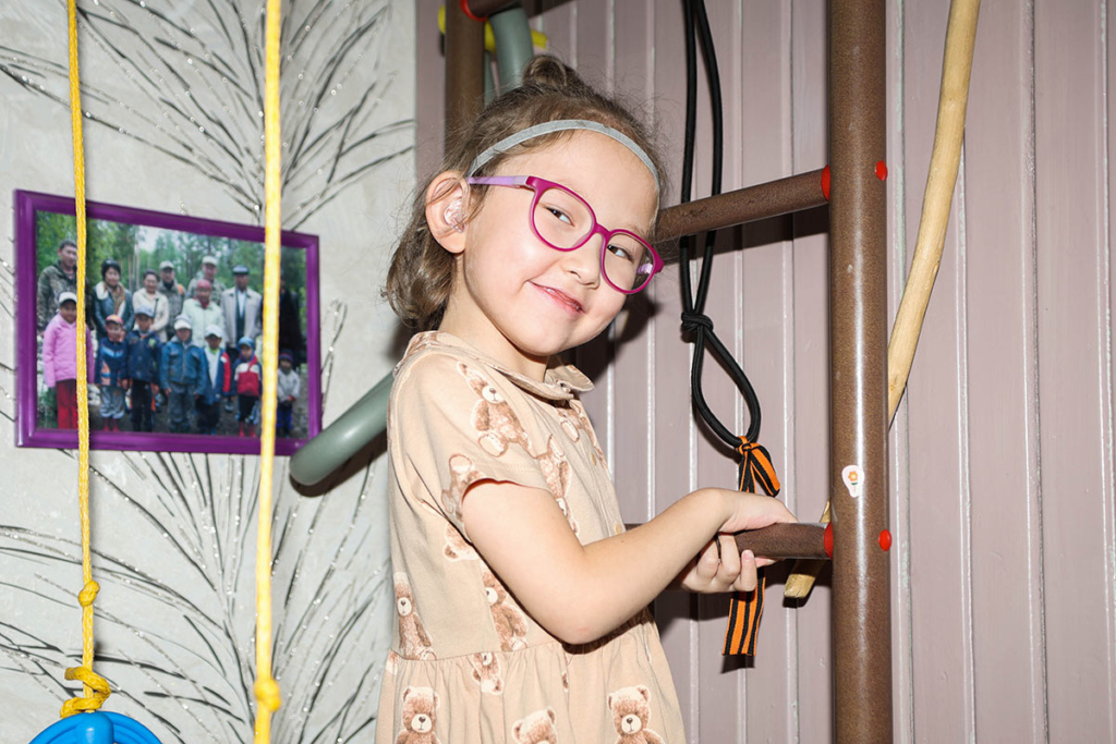 Девочка на шведской стенке