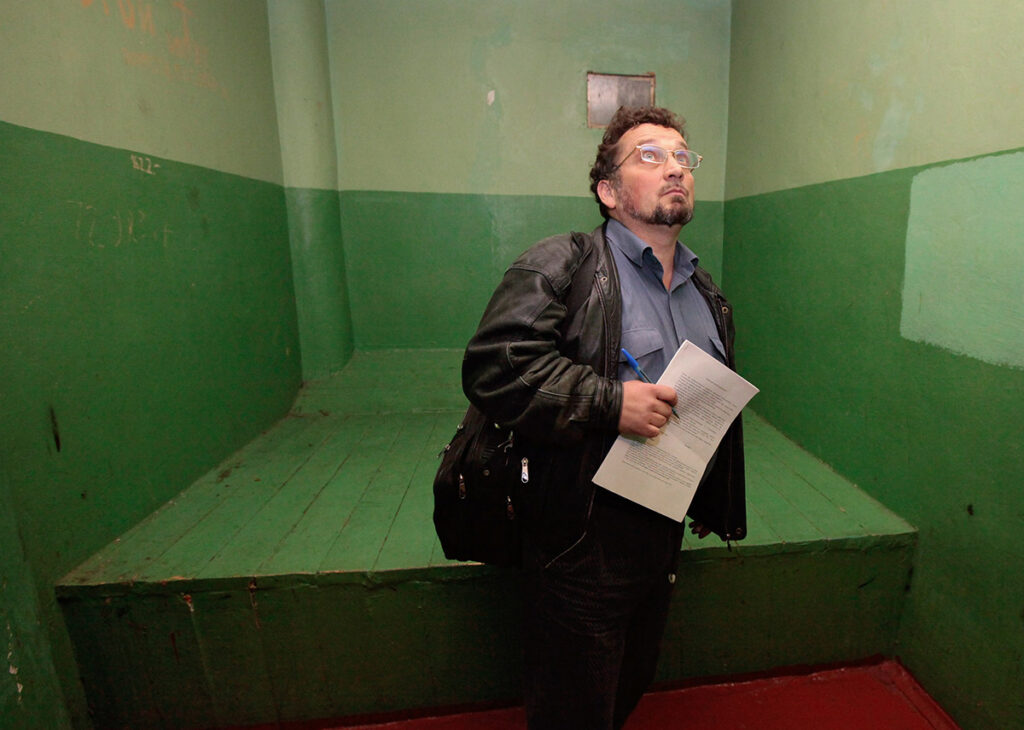 Андрей Бабушкин обследует камеру для временного содержания задержанных в дежурной части отдела внутренних дел по району Богородское города Москвы. 24.09.2010. Фото: Руслан Кривобок/РИА Новости