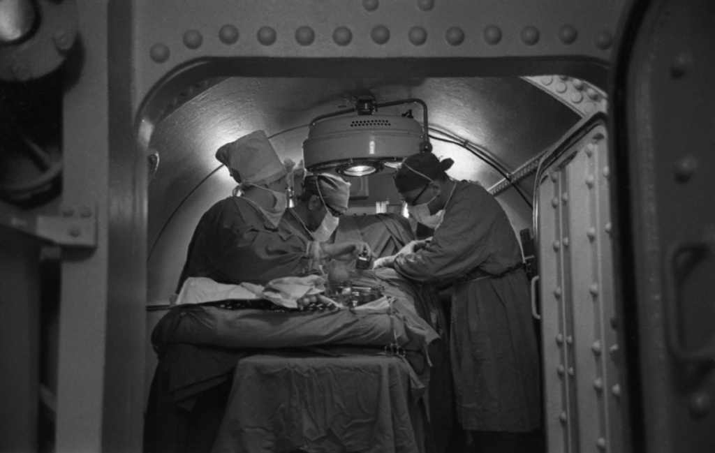 Институт сердечно-сосудистой хирургии имени А. Н. Бакулева (ныне Национальный медицинский исследовательский центр сердечно-сосудистой хирургии имени А. Н. Бакулева). Операция в барокамере по поводу врожденного стеноза легочной артерии