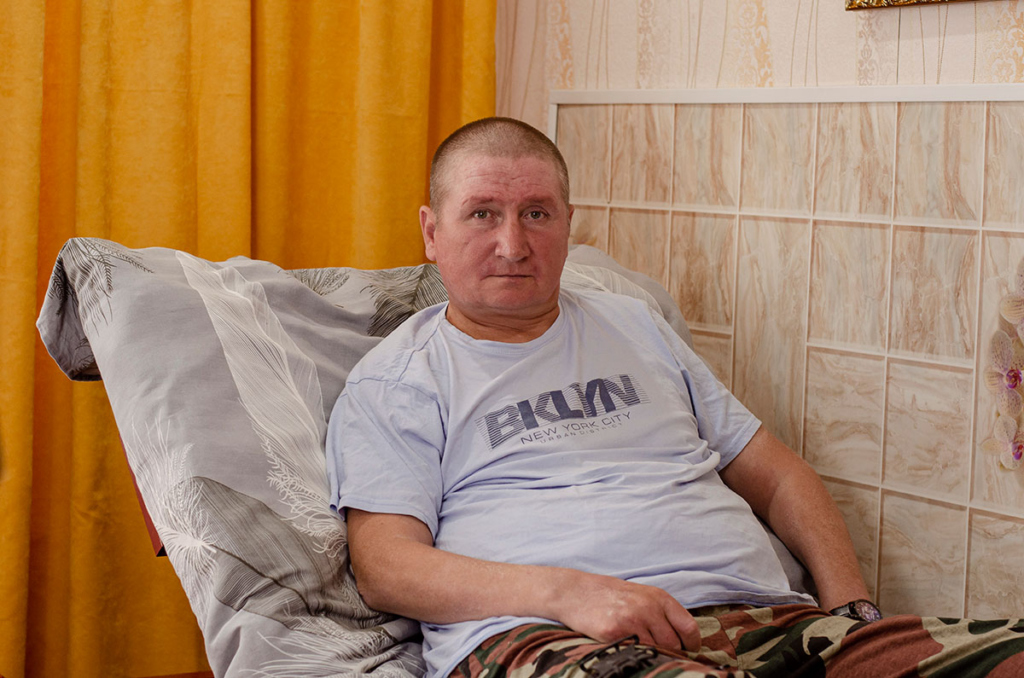 Мужчина в медицинской кровати