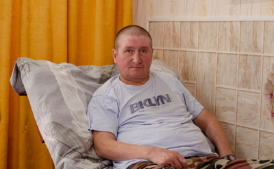 Мужчина в медицинской кровати