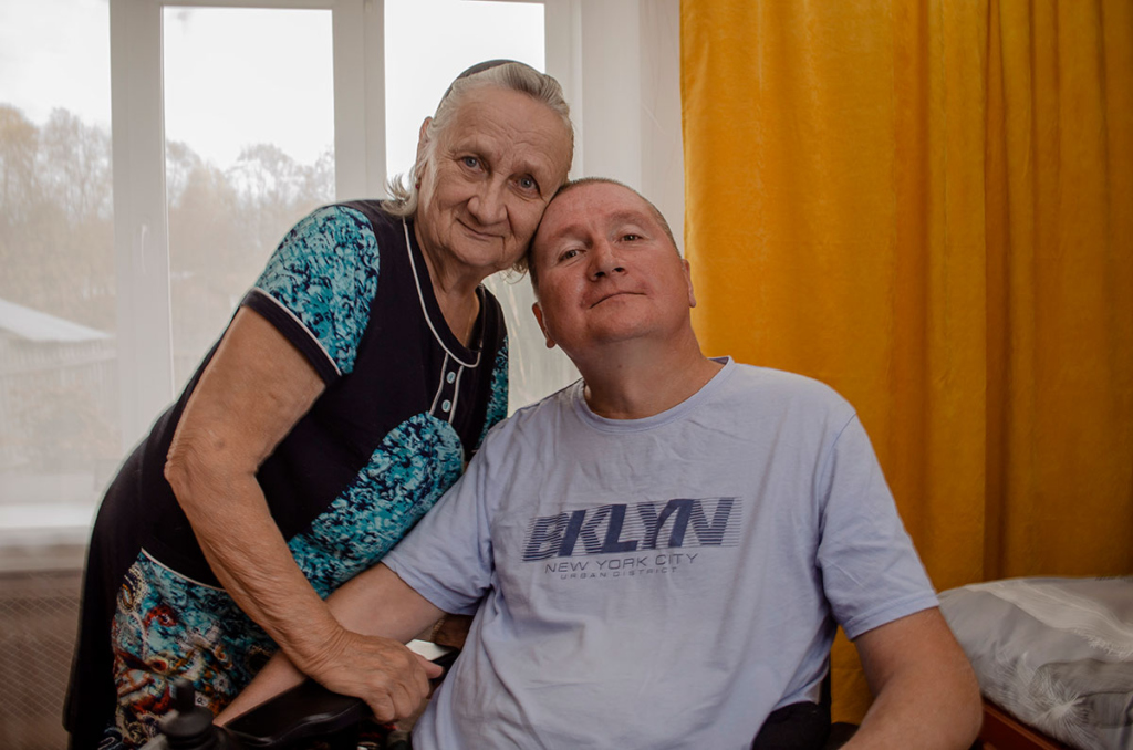 Мужчина со старенькой мамой 