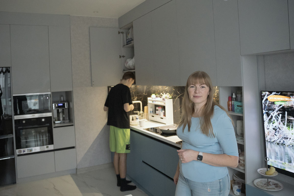 Мама и сын дома на кухне