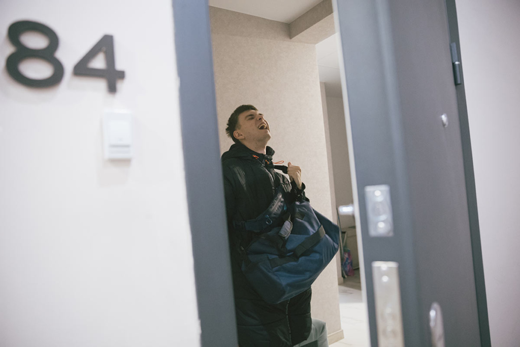 Юноша выходит из квартиры