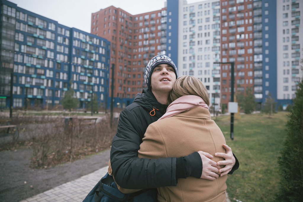 Мама с сыном на фоне многоквартирных домов