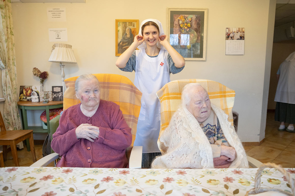 Сестра милосердия и подопечные бабушки 