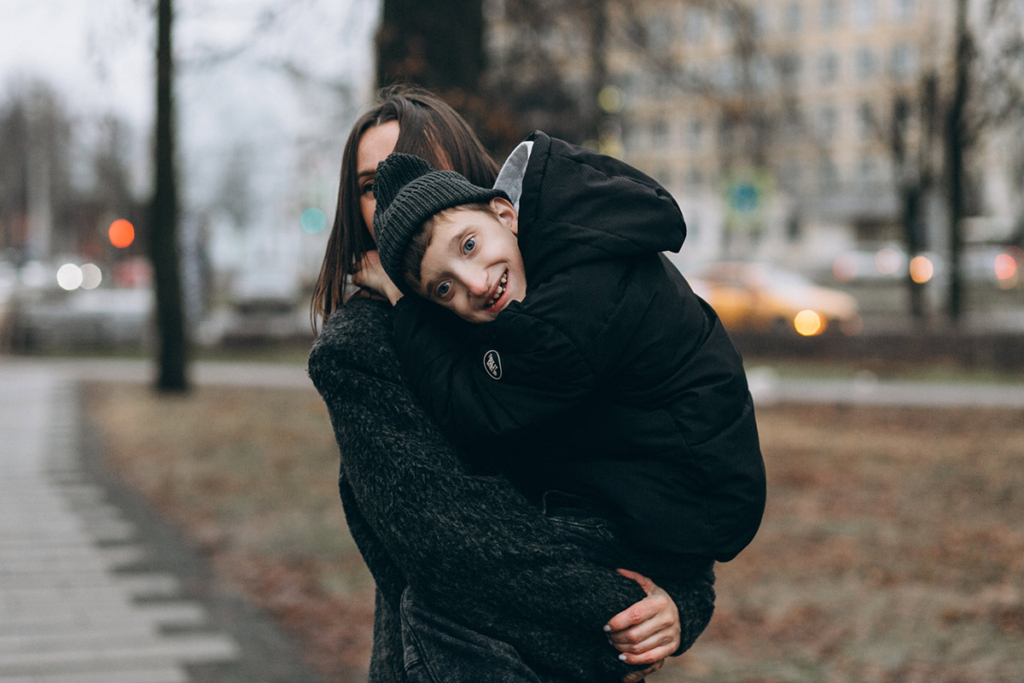 Мальчик на руках у мамы