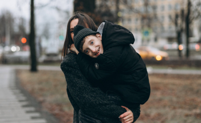 Мальчик на руках у мамы