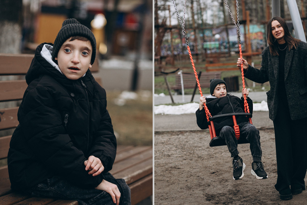 Мальчик на скамейке 