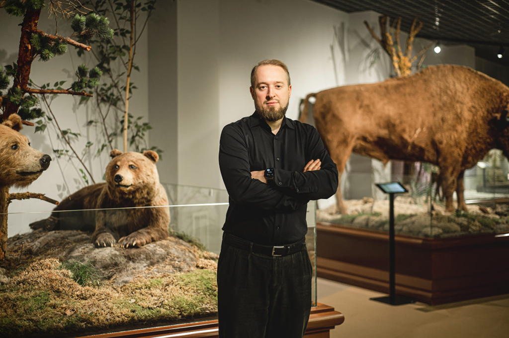 Мужчина на фоне исторических экспонатов