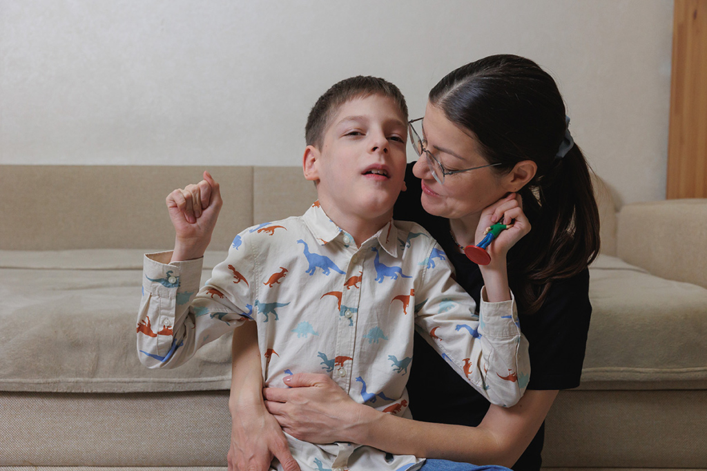 Мальчик с ДЦП с мамой