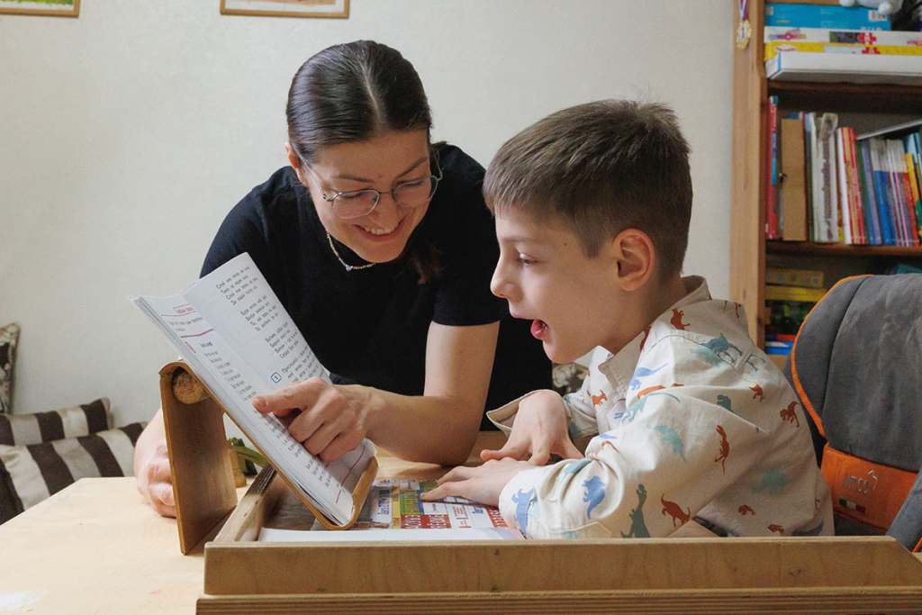 Мальчик с мамой занимаются