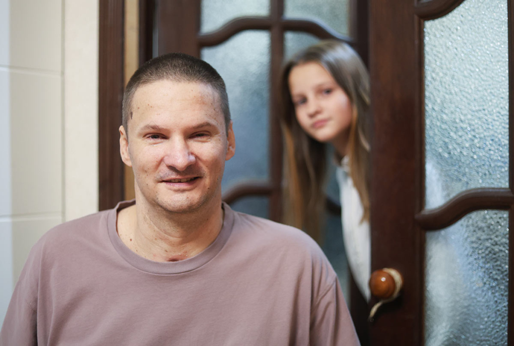 мужчина средних лет на инвалидной коляске