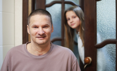 мужчина средних лет на инвалидной коляске