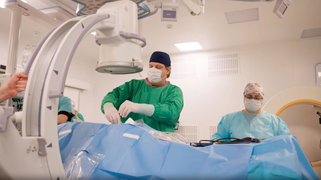 Кадр из документального фильма «Врачи» проекта «Рожденные сердцем»