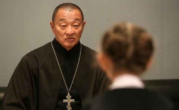 Актер Кэри-Хироюки Тагава во время съемок фильма "Иерей-Сан"