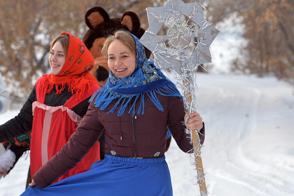 Девушки со звездой Рождества идут колядовать