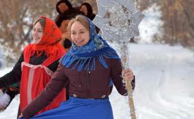Девушки со звездой Рождества идут колядовать