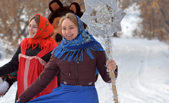 Девушки со звездой Рождества идут колядовать